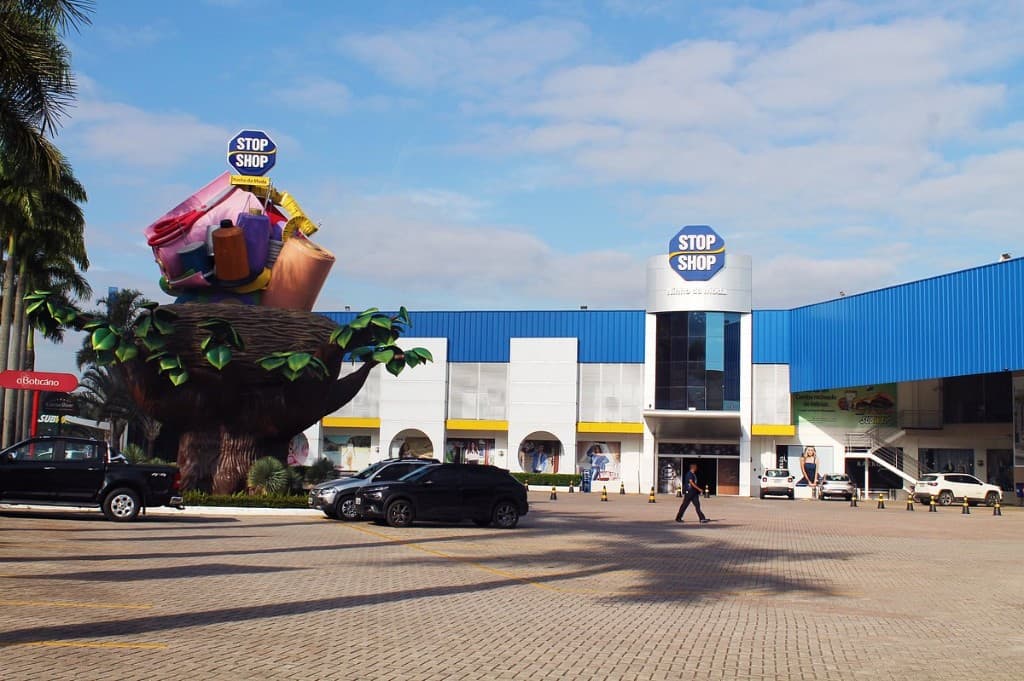 Fachada do Stop Shop em Brusque, com o ninho da moda na entrada